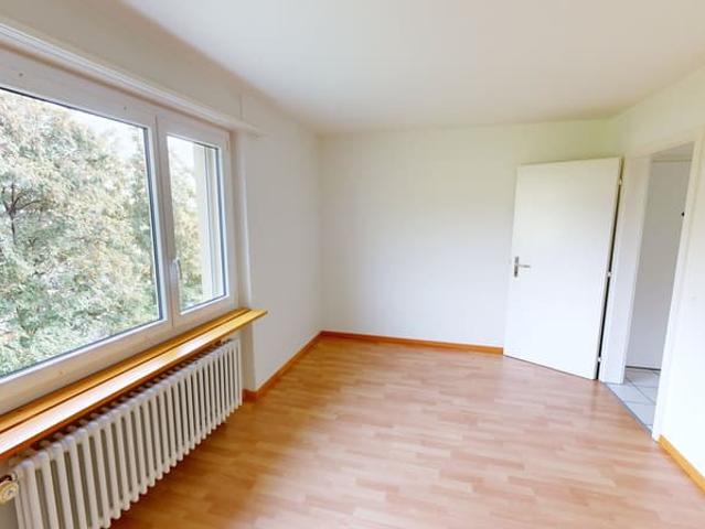 Helle Zimmer mit modernem Laminatboden