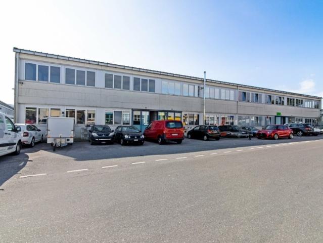 Helle Büros mit 136 m² sind im ersten Stock zu mieten