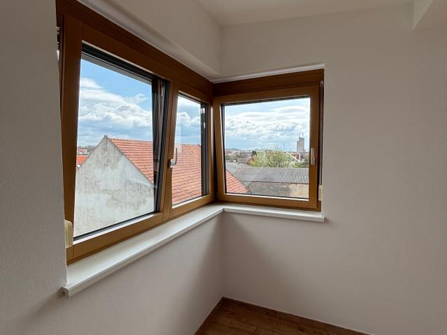 Helle Dachgeschosswohnung mit Blick ins Grüne