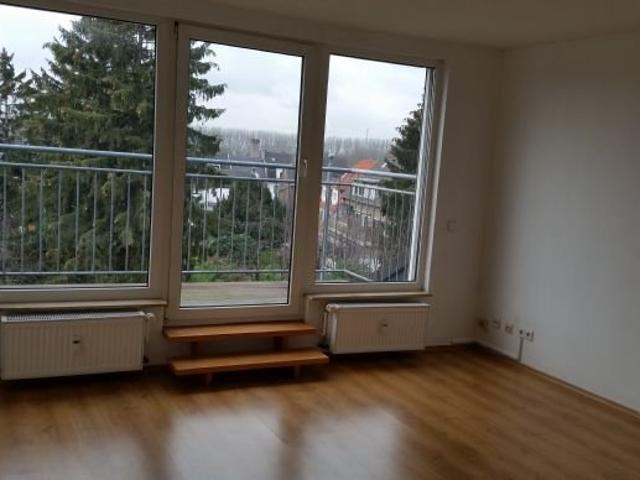 Helle DACHGESCHOSSWOHNUNG mit einer Rendite von über 3% als KAPITALANLAGE in Flittard!
