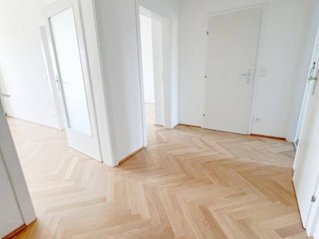 Helle Dachgeschosswohnung mit ruhiger Loggia und separater Terrasse in Oberdöbling