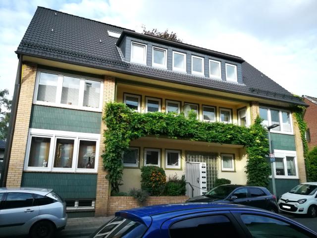 Helle Dachgeschosswohnung in ruhiger Seitenstraße