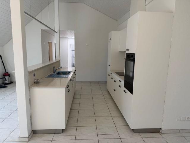 HELLE DACHWOHNUNG MIT BRANDNEUER KÜCHE