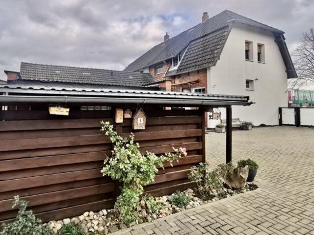 Helle Doppelhaushälfte auf großem Grundstück!