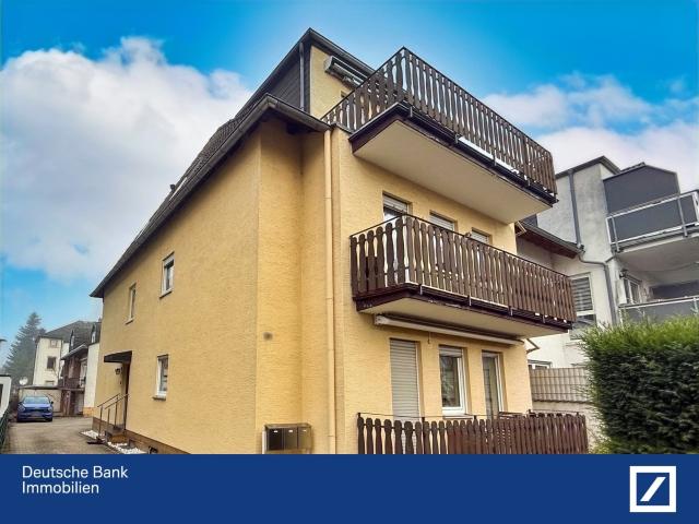 Helle Dreizimmer Dachgeschosswohnung mit Sonnenbalkon und eigenem Stellplatz in Frankfurt Eckenheim