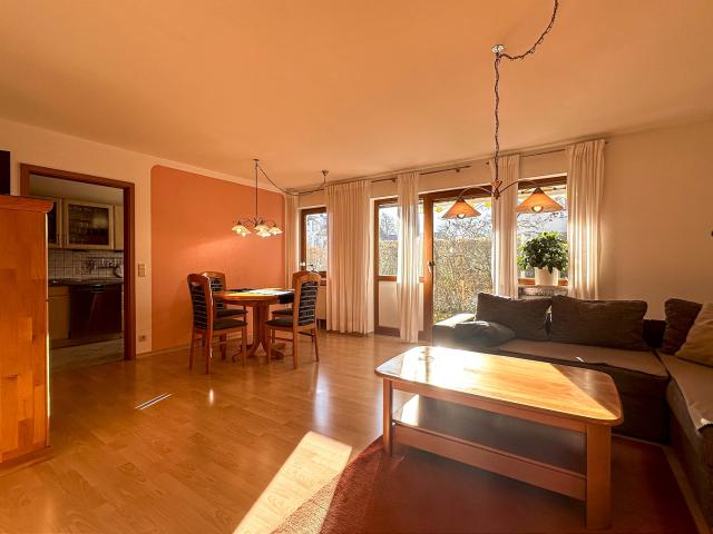 Helle Erdgeschosswohnung mit privatem Garten und Tiefgarage!