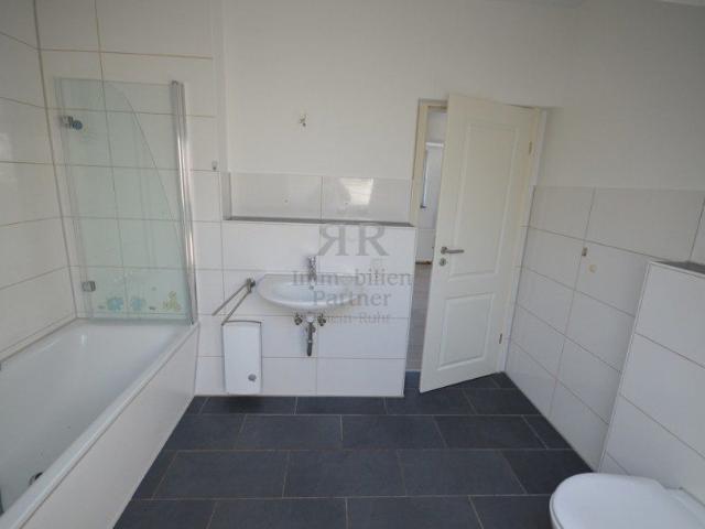 Helle frisch renovierte 3 Raumwohnung im DG in energetisch saniertem Haus!