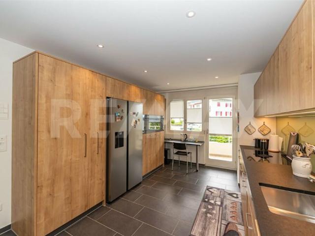Helle, gepflegte 4.5 Zimmerwohnung mit 2 Balkonen, moderner Ausstattung & Tiefgaragenplatz