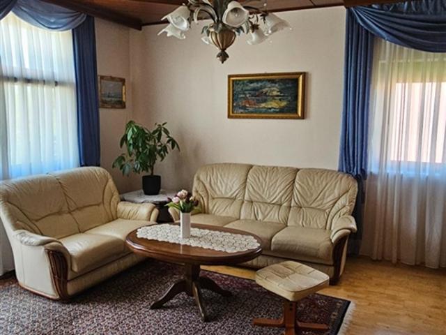 Helle, gepflegte 4 Zimmer Wohnung mit großer Terrasse in ruhiger Lage