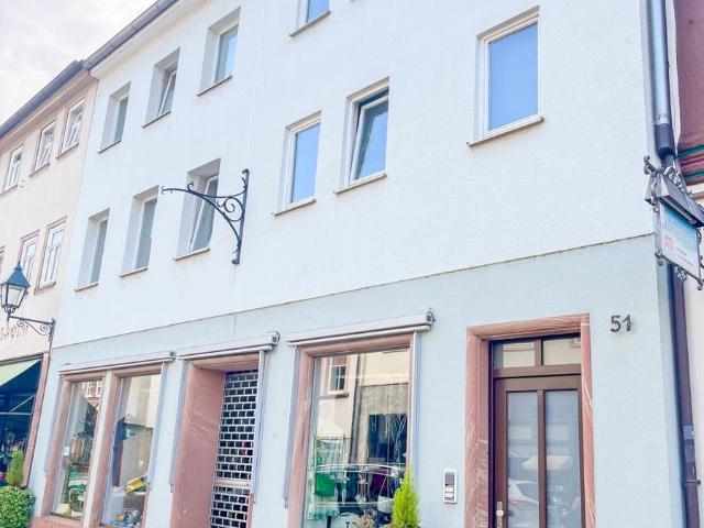Helle Gewerbefläche mit großzügiger Maisonette Wohnung und Ausbaupotenzial in der Perle des Mains