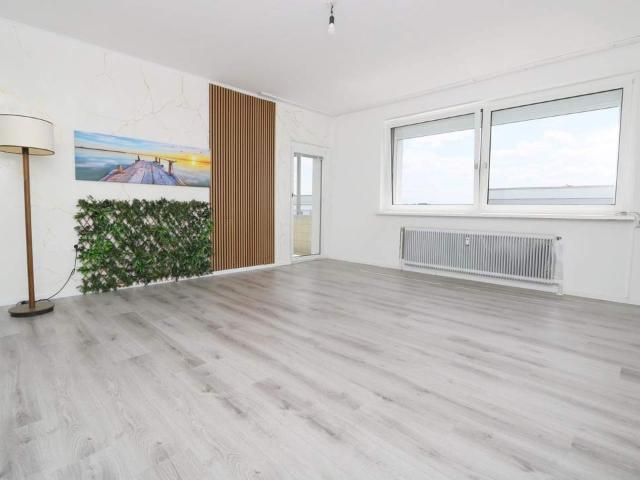 Helle, großzügig geschnittene 3 Zimmer Dachgeschoßwohnung mit Loggia!