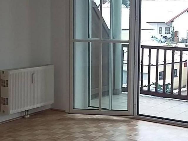Helle, gut eingeteilte 2 Zimmer Wohnung mit Balkon und Parkplatz als Anlage geeignet