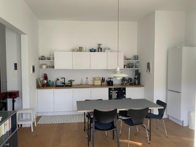 Helle, möblierte Wohnung in Friedrichshain südseitiger Balkon