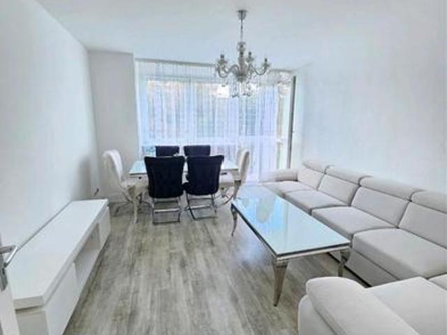 Helle moderne Wohnung mit nagelneuer Einbauküche