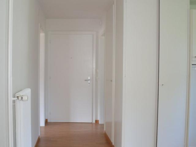 helle moderne 4.5 Zimmer Wohnung mit sonnigem Balkon an ruhiger Lage