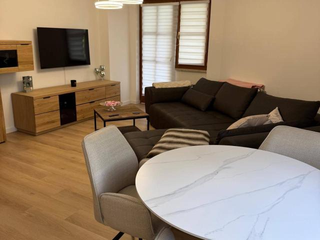 Helle, neuwertige 2 Zi Wohnung mit Terrasse & Parkplatz | möbliert | 500m FH