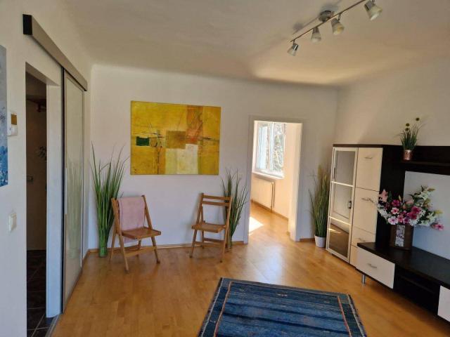 Helle, ruhige, gepflegte 2 Zimmerwohnung mit Balkon und Gemeinschaftsgarten im 1. Stock