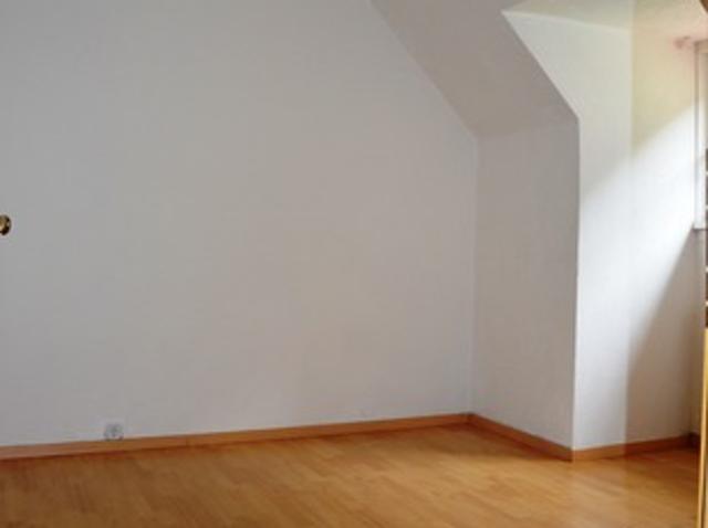 Helle, ruhige DG Wohnung mit Eigengarten