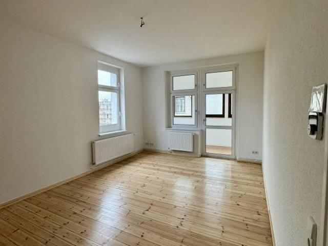 Helle, sanierte 2 Zimmer Altbauwohnung mit Loggia