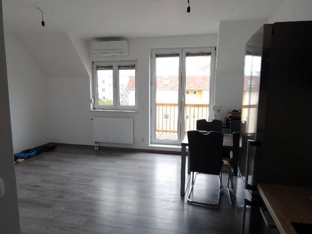 Helle, südseitige 2 Zimmer Dachgeschosswohnung mit Balkon, eigenem Parkplatz, Abstellraum und Klimaanlage