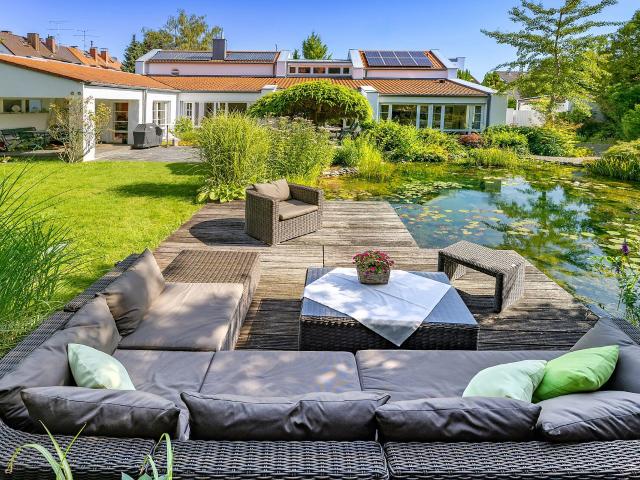 Heller Indoor Pool + Großes Anwesen mit Einliegerwohnung + 1.500 m² Grundstück