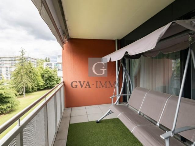 Helles Apartment mit Loggia in der Nähe von UNO & Flughafen