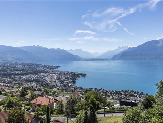 Helles Grundstück mit Schwimmbad und Panoramablick