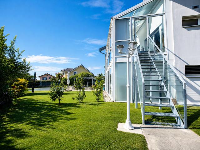 Helles Doppelhaus mit Garten angrenzend an die ISL