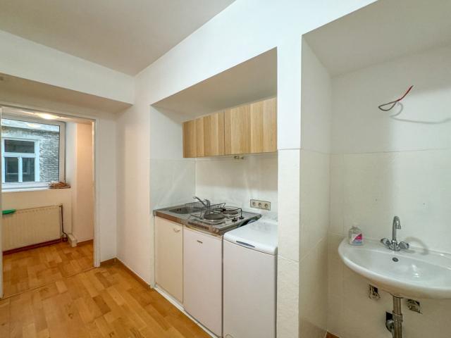 Vielseitiges Geschäftslokal im Souterrain Nähe Zentaplatz Ideal für Büro, Atelier oder Studio