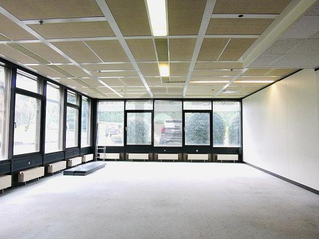 HELLES UND GERÄUMIGES BÜRO