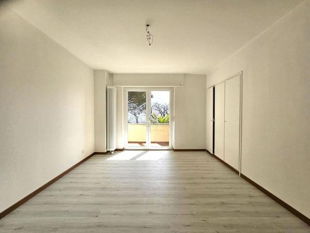HELLIG, RENOVIERTE, GROßE TERRASSE UND PRÄCHTIGE AUSBLICK