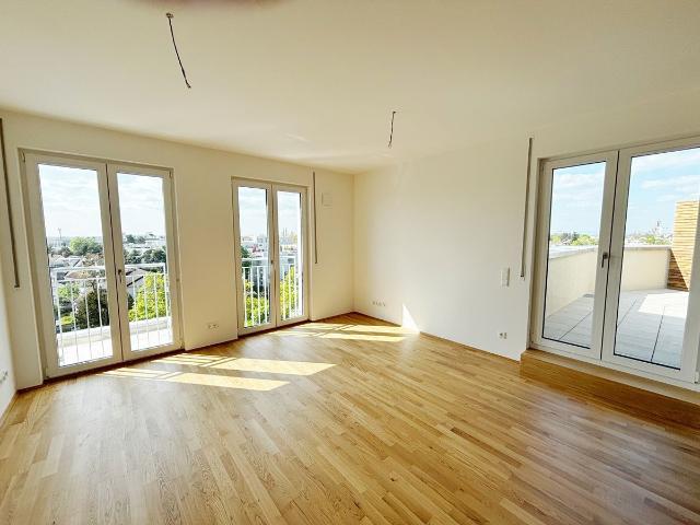 Helligkeit & Eichenholz: Barrierefreie 3 Zimmer Wohnung mit West Dachterrasse & Fernblick