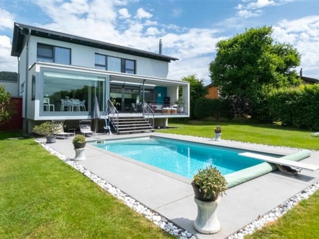 Hervorragende freistehende Villa mit 6,5 Zimmern und Schwimmbad!