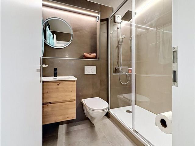HERVORRAGENDE WOHNUNG, KOMPLETT RENOVIERT UND NEU GESTALTET!