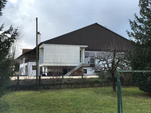 Hervorragende 4 Zimmer Wohnung in einem alten Bauernhaus in Develier, verfügbar ab dem 1. Oktober