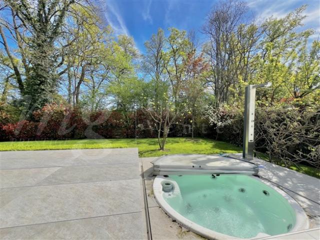 HERVORRAGENDES UND GROSSES HAUS MIT 10 ZIMMERN – 350 m² – HPE – GARTEN MIT 1100 M² UND GROSSER JACUZZI IM FREIEN