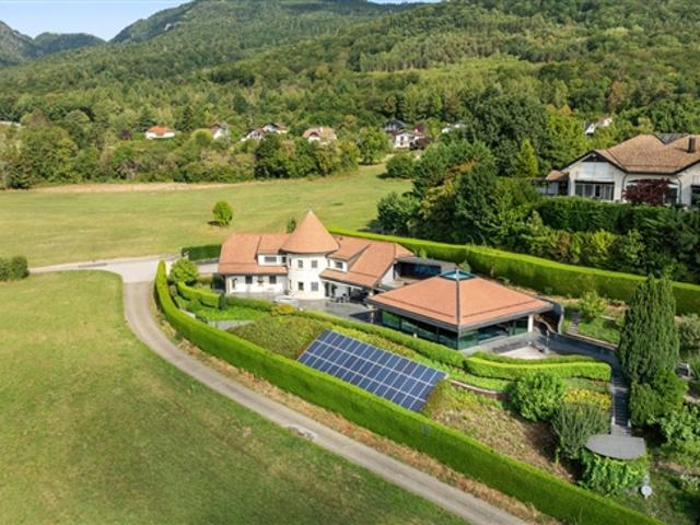 Hervorragendes Anwesen mit Seeblick und einem Hallenbad in Givrins
