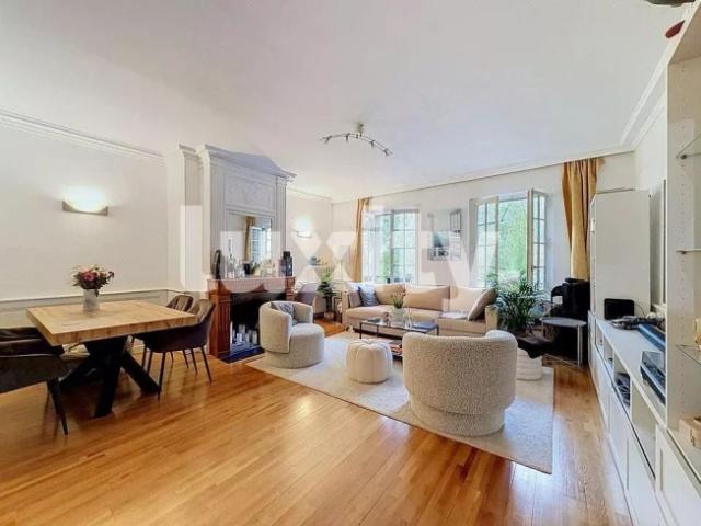 Hervorragendes Apartment Place du Bourg de Four