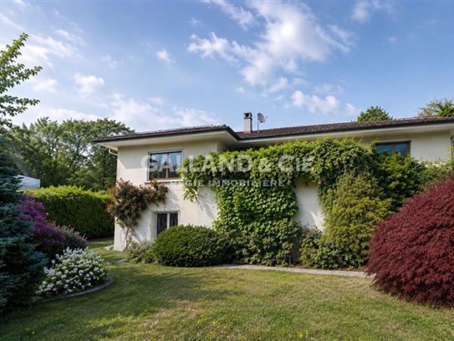Hervorragendes freistehendes Haus mit Garten