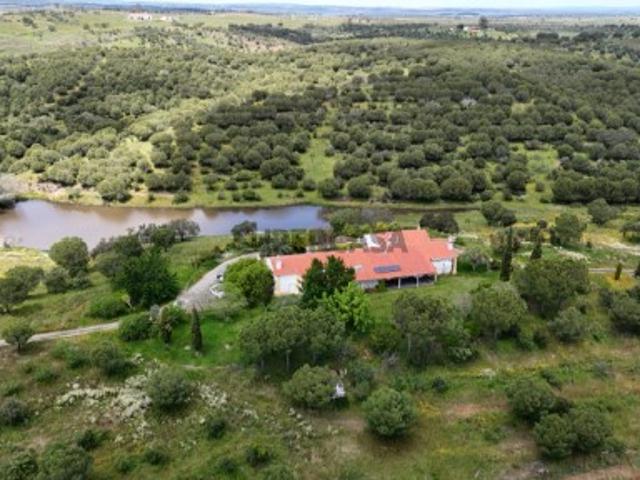 Herdade com 90 hectares com Lagos de Água e 1600 m2 de construções urbanas
