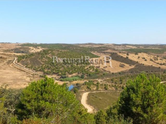 Herdade com 121 hectares e Monte Habitável Mértola