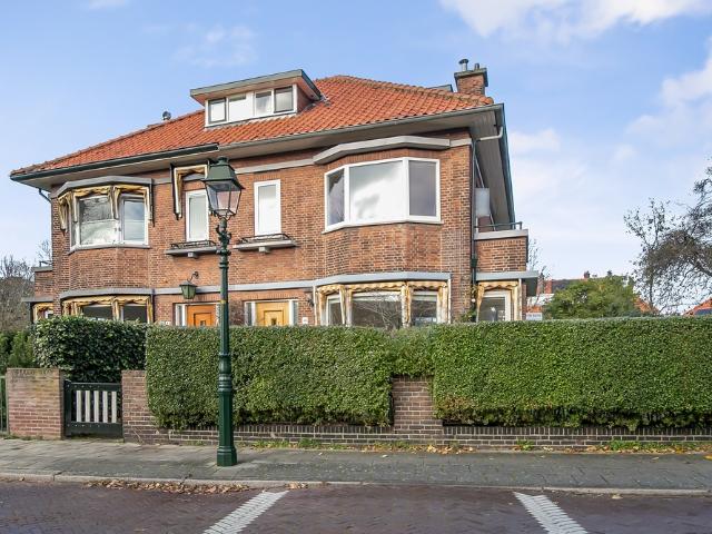 Herenhuis, 2 onder 1 kapwoning te huur in Den Haag