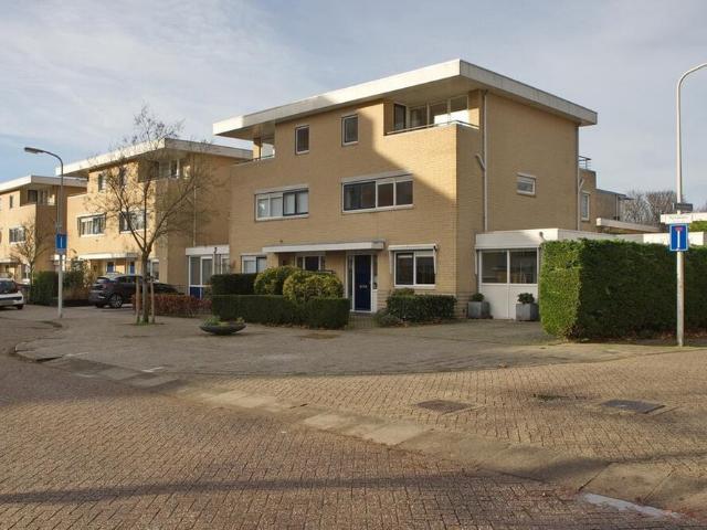 Herenhuis, 2 onder 1 kapwoning te huur in Den Haag