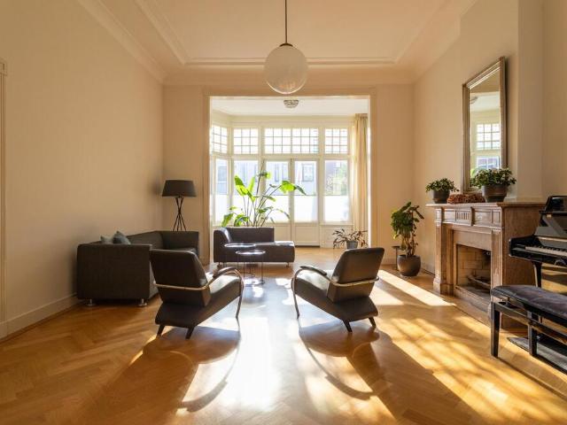 Herenhuis, hoekwoning te huur in Den Haag