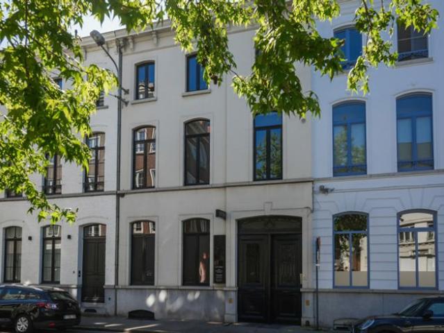 Herenhuis met 4 verdiepingen in centrum Kortrijk