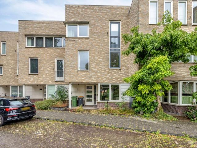 Herenhuis, verspringend te huur in Den Haag