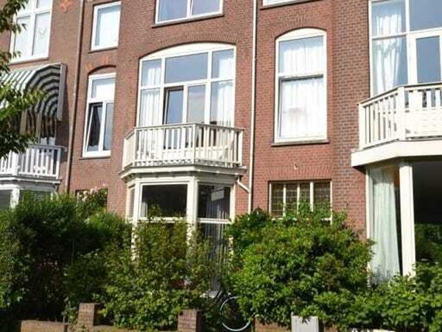 Herenhuis, verspringend te huur in Den Haag