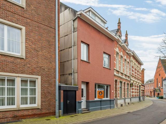 Herenwoning te koop voor 285000 euro met 6 slaapkamers