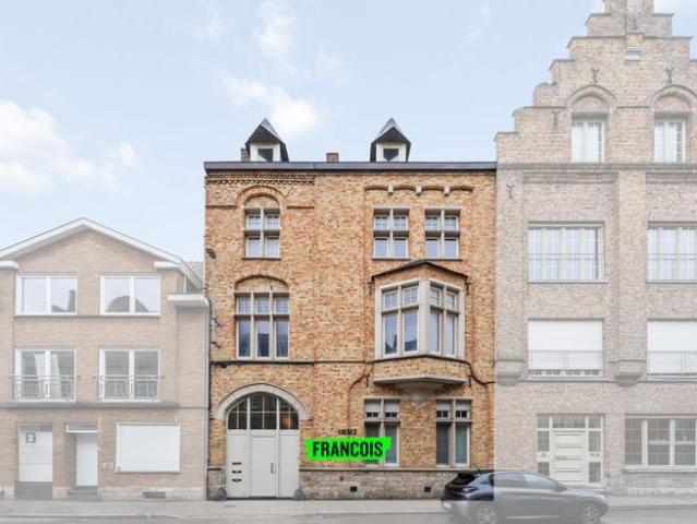 Herenwoning in de historische stadskern van Ieper die momen…