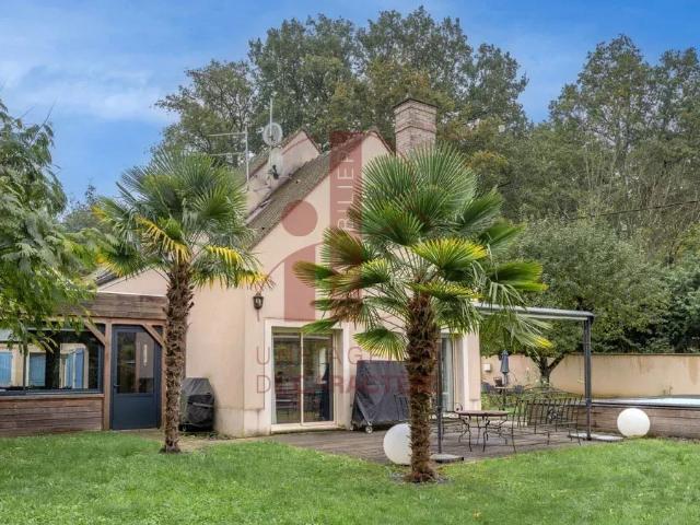 HERICY, MAISON RECENTE D'ALLURE LONGERE SUR UN JARDIN DE 1473 m2 DANS UN ENVIRONNEMENT BOISE